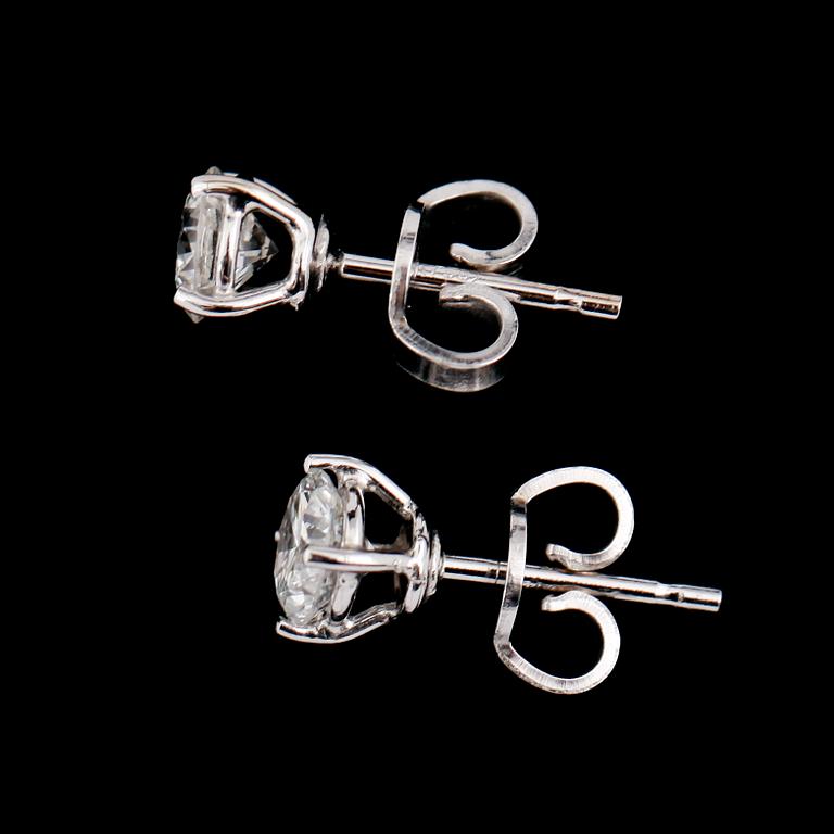ÖRHÄNGEN, 1 par, 18 k vitguld, 2 solitära briljantslipade diamanter totalt 0.94 ct.