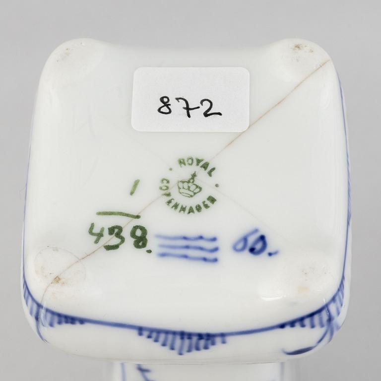 Vaser, ett par, porslin, Royal Copenhagen, "Musselmalet", modellnummer 438, 1898-1923.