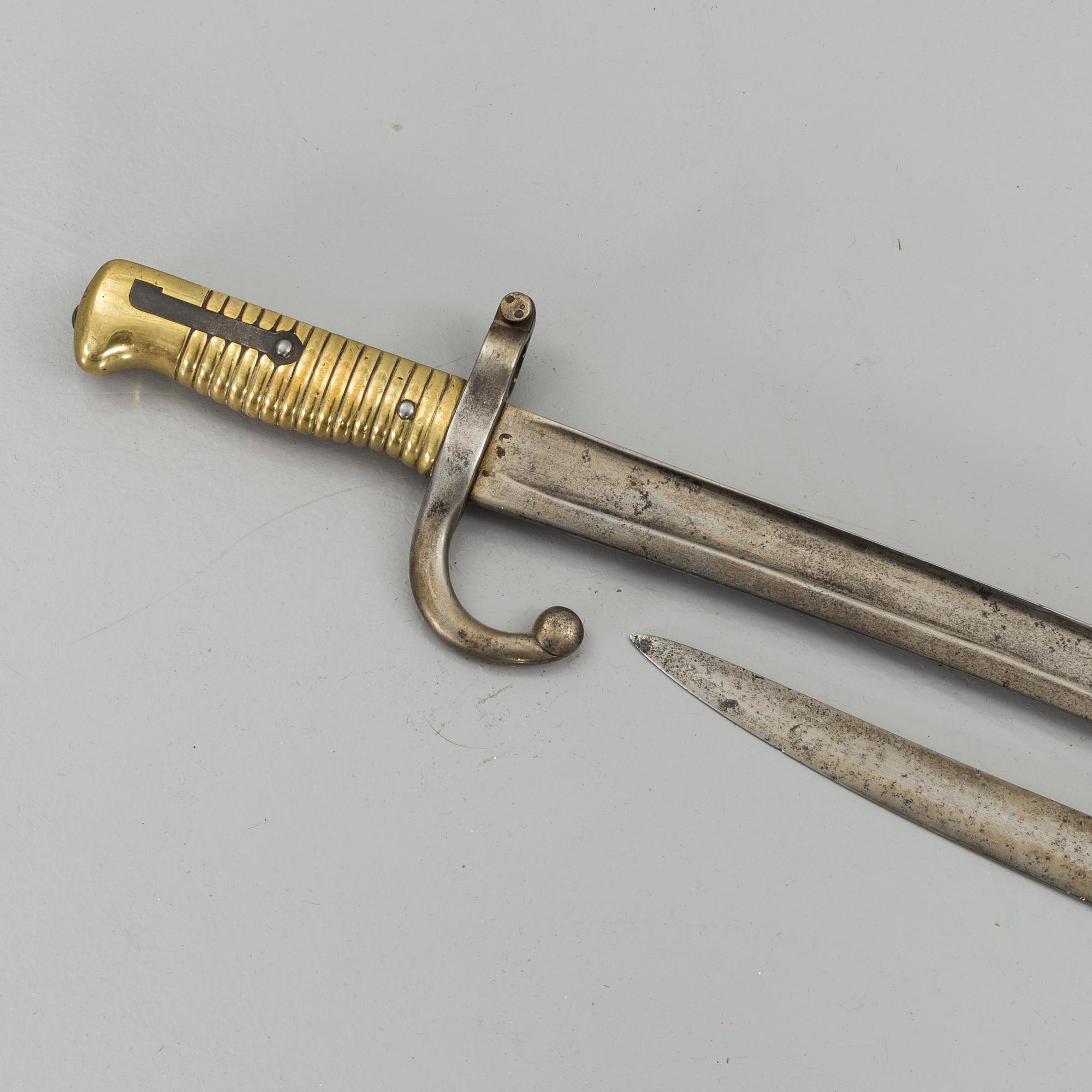 SABELBAJONETTER, två stycken snarlika, troligen Frankrike, 1800-talets andra hälft.