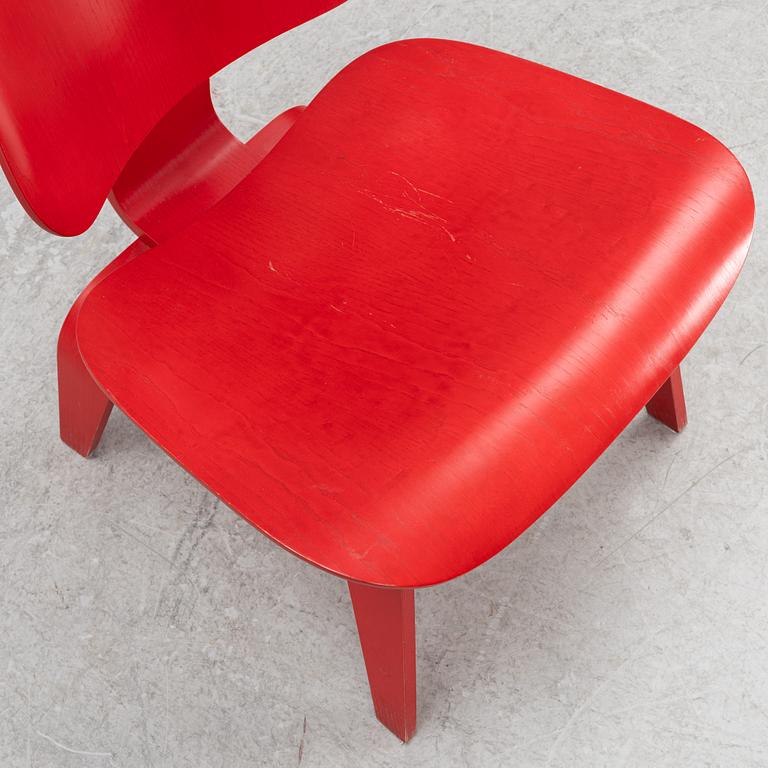 Charles & Ray Eames, fåtölj, "LCW", Vitra, daterad 2003.