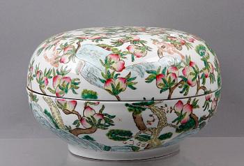 SKÅL med LOCK, porslin, Kina. 1900-tal.