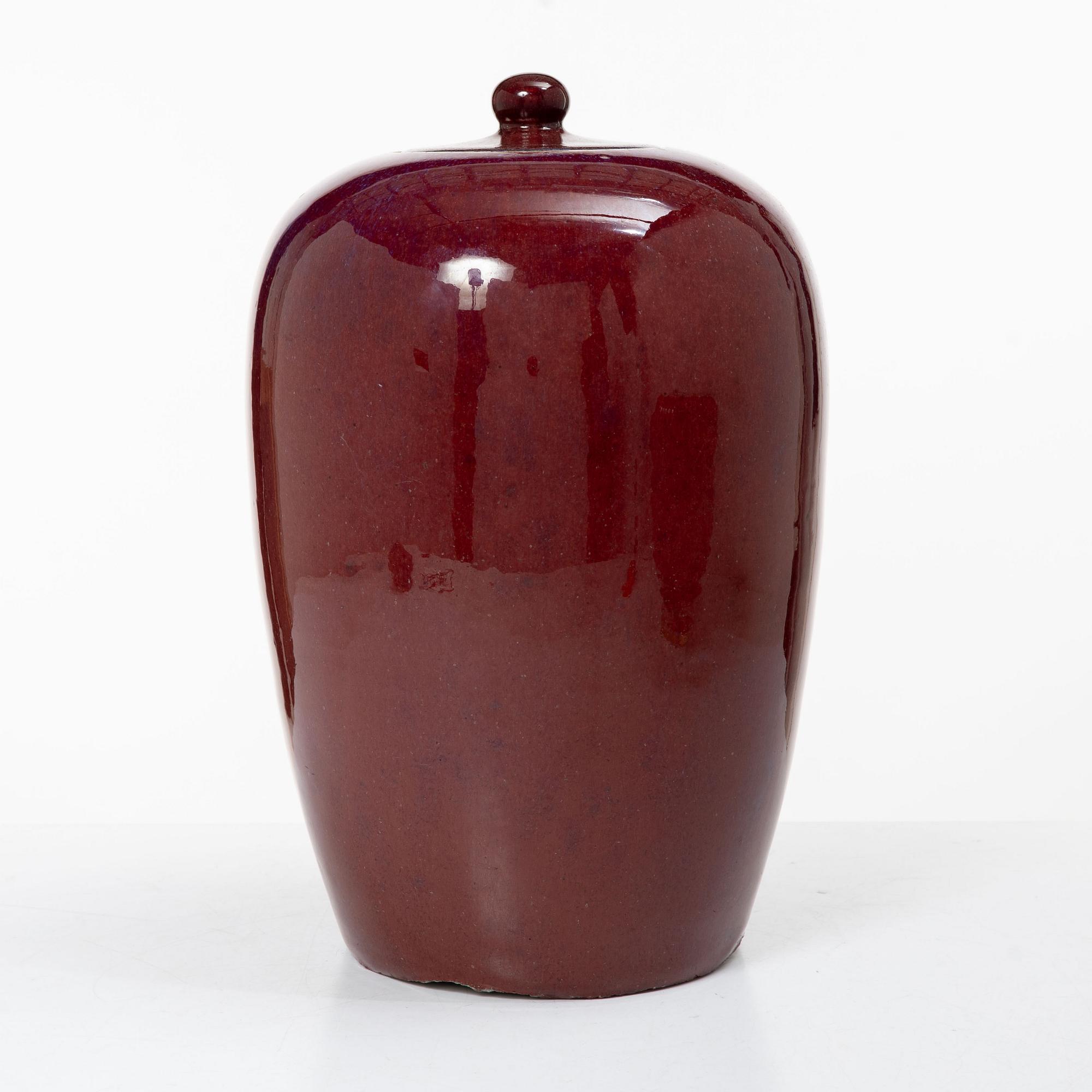 A pot with cover in sang de boeuf, Qing dynasty.