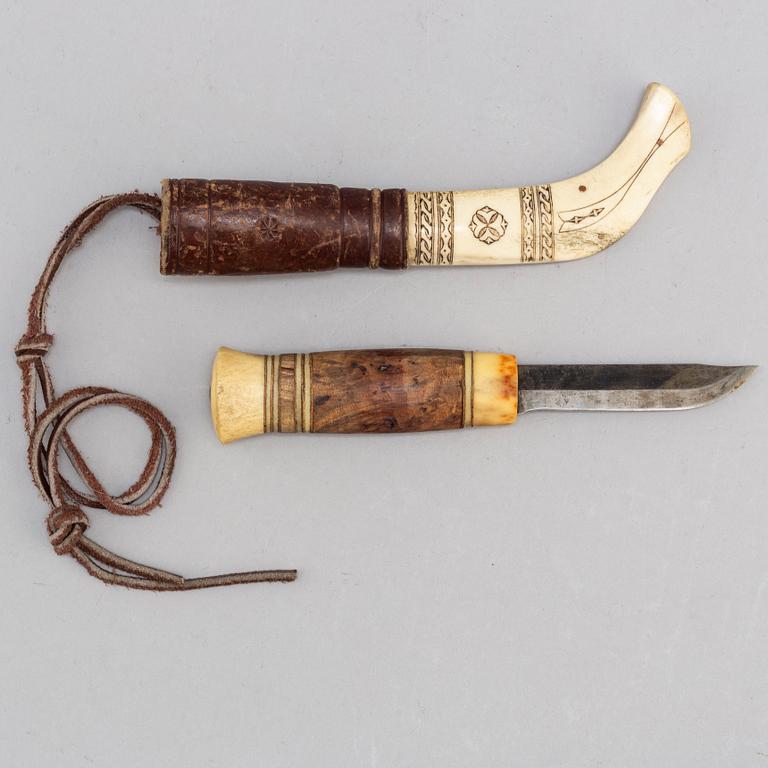 Two reindeer horn knives by Lars Kuhmunen och Kjell Fjällborg.