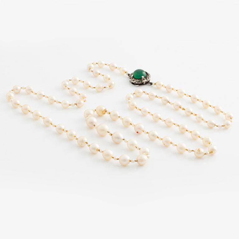 Pearl necklace, with cultured pearls, clasp in silver with a cabochon-cut green stone.