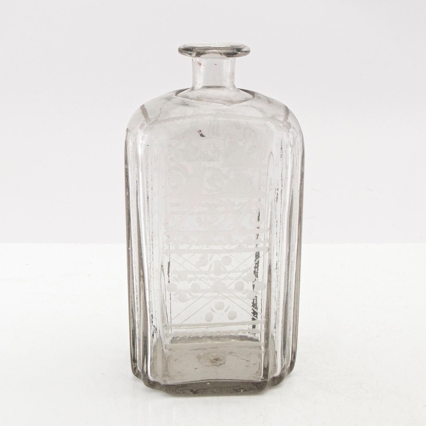 Flaska, glas. Troligen Skånska glasbruket, 1700-tal.
