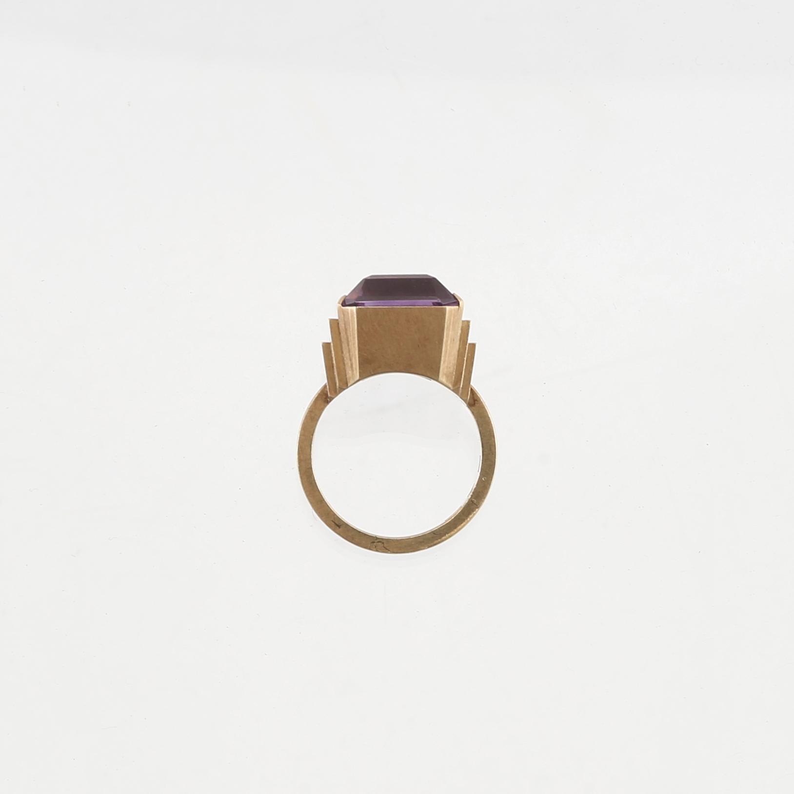 Wiwen Nilsson, ring 18K guld med en trappslipad ametist, Lund 1970.