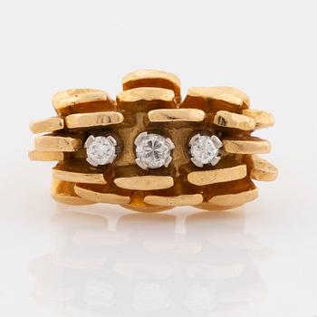 Giertta ring 18K guld med runda briljantslipade diamanter.