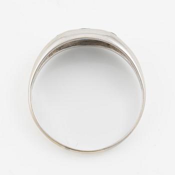 Ring, 18K white gold with sapphire and brilliant-cut diamonds.