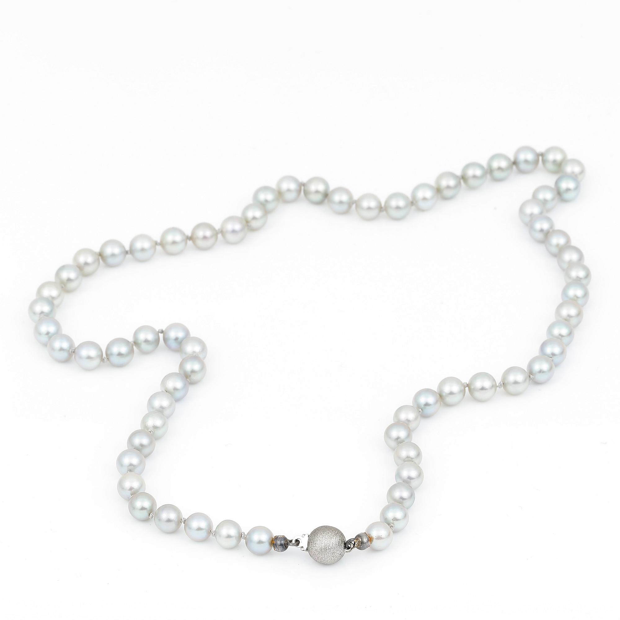 PÄRLCOLLIER, med ljusblå färgade odlade pärlor och silver lås.