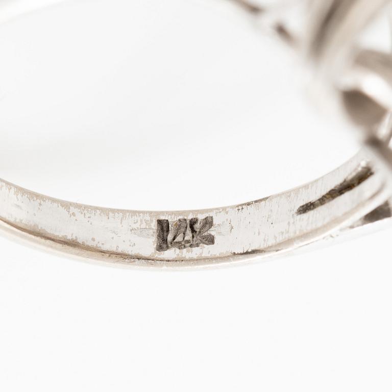 Ring, 14K vitguld med opaler och åttkantslipade diamanter.