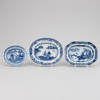 Three blue and white export porcelain butter tureen dishes, Qing dynasty, Qianlong (1736-95).