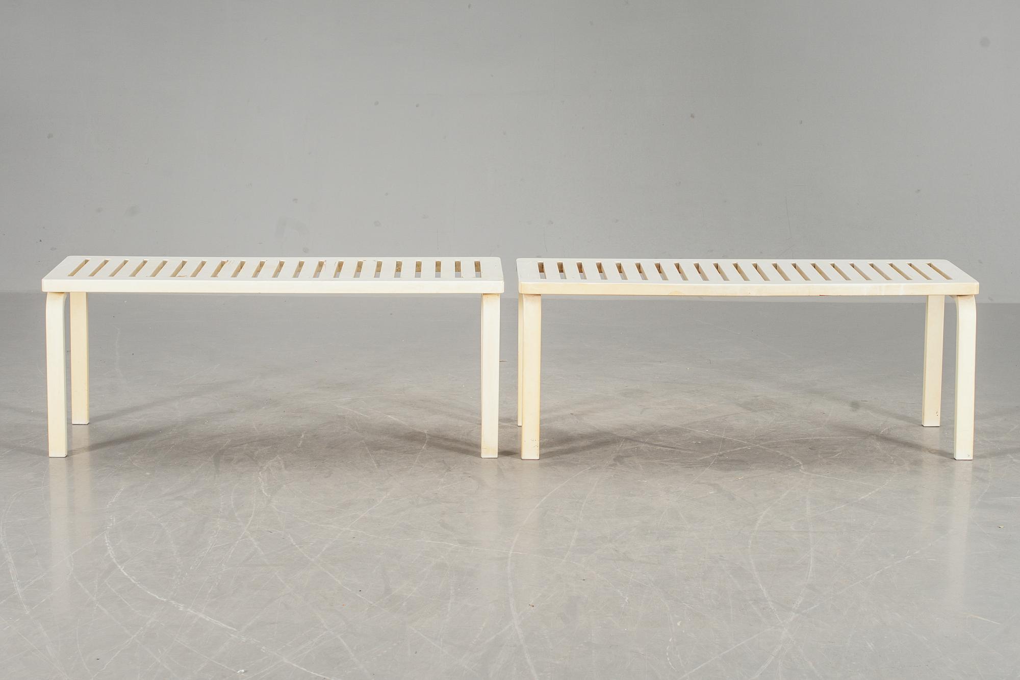 BÄNKAR, ett par. modell 153, Alvar Aalto.