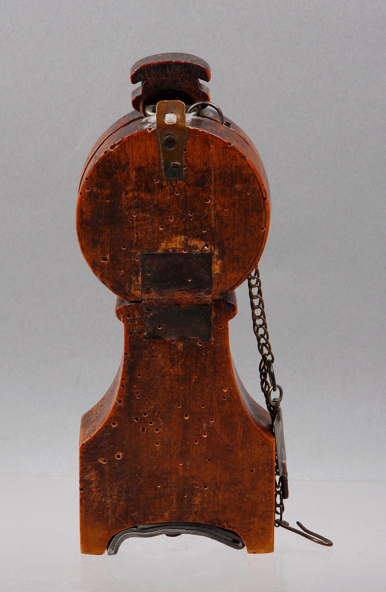 FICKUR MED STÄLL, trä, silver, troligen England tidigt 1800-talets första hälft.