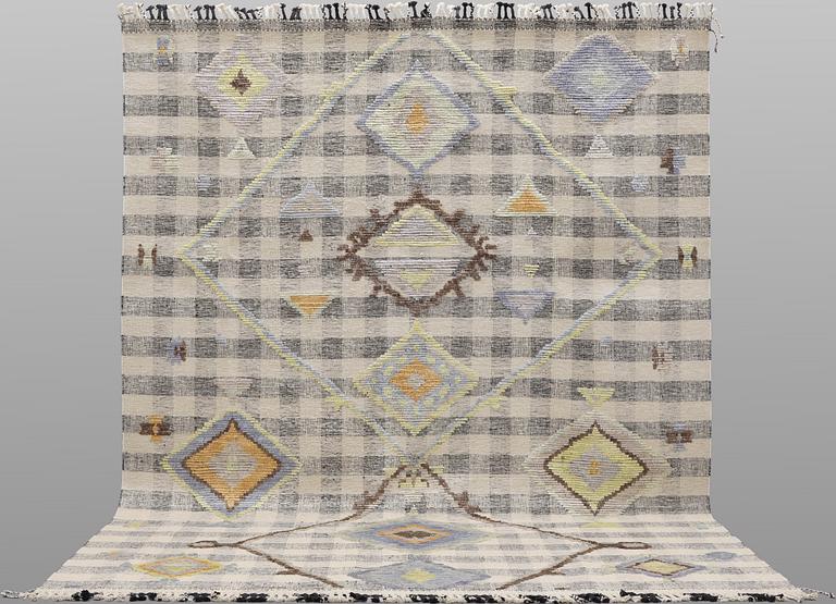 A kilim carpet with relief, 361 x 273 cm.