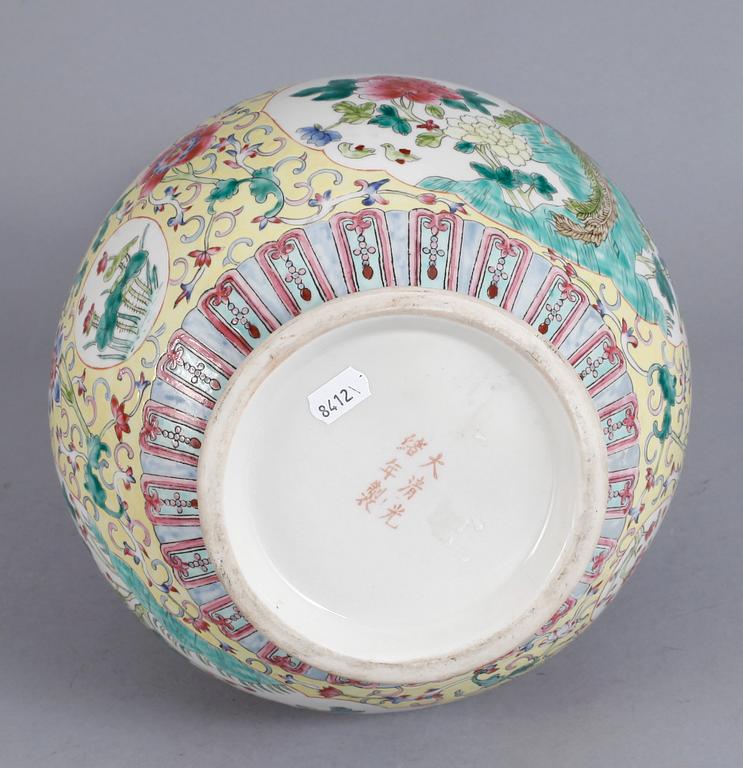 VAS, porslin, Kina 1900-talets andra hälft.