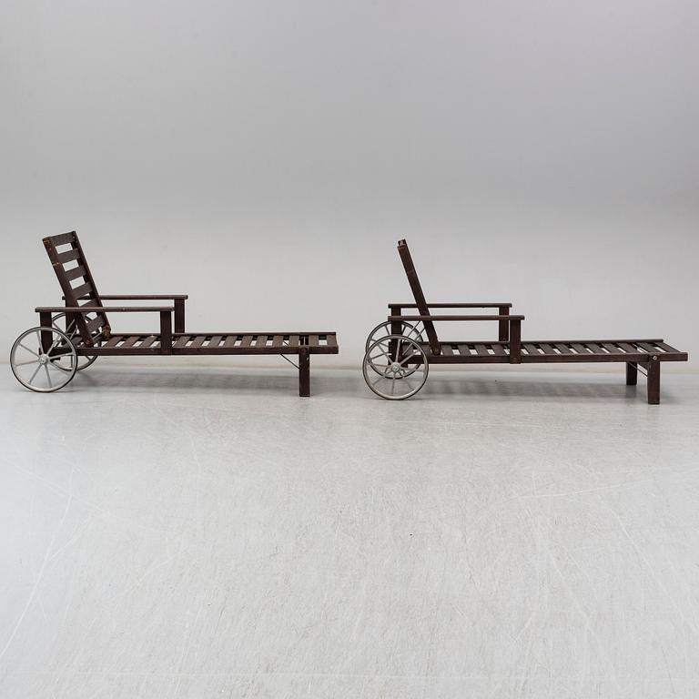 ELSA STACKELBERG, a pair of sunbeds from the second half of the 20th century.