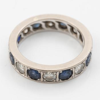 Ring, 18K white gold with sapphires and brilliant-cut diamonds.