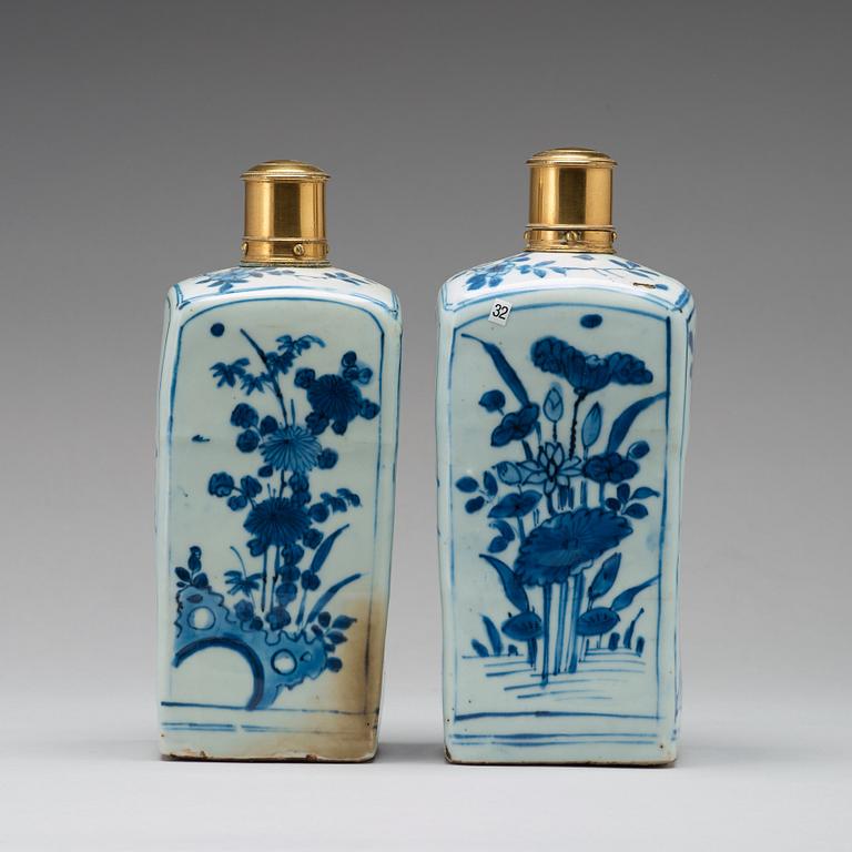 A pair of blue and white bottle flasks, Ming dynasty, Wanli (1572-1620).