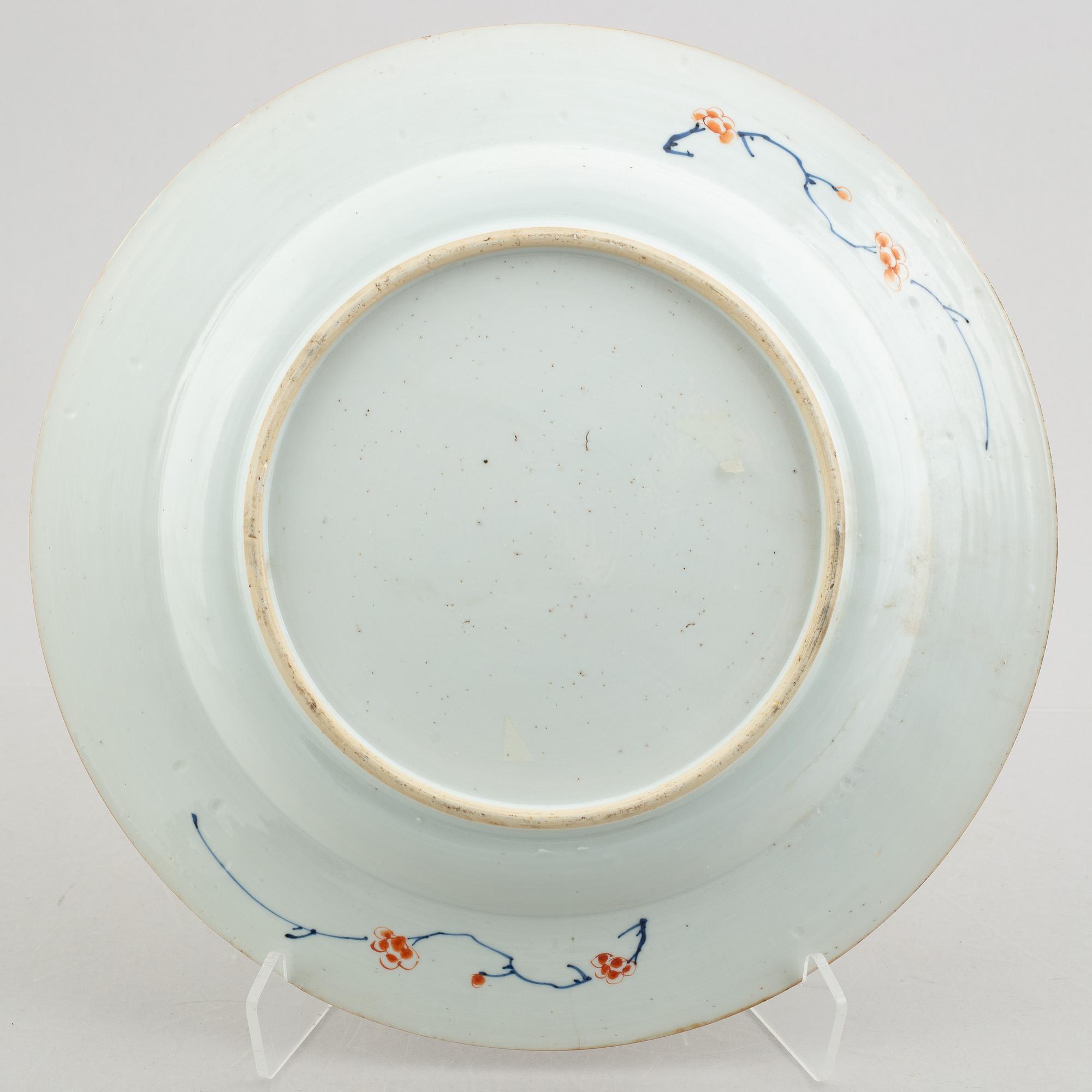 An Imari porcelain charger, China, Qing dynasty, first half of the 18th century.
