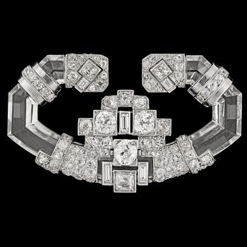 1084. A Mauboussin rock crystal and antique- old- and baguette cut diamond Art Deco brooch, tot. app. 10 cts. c. 1925.