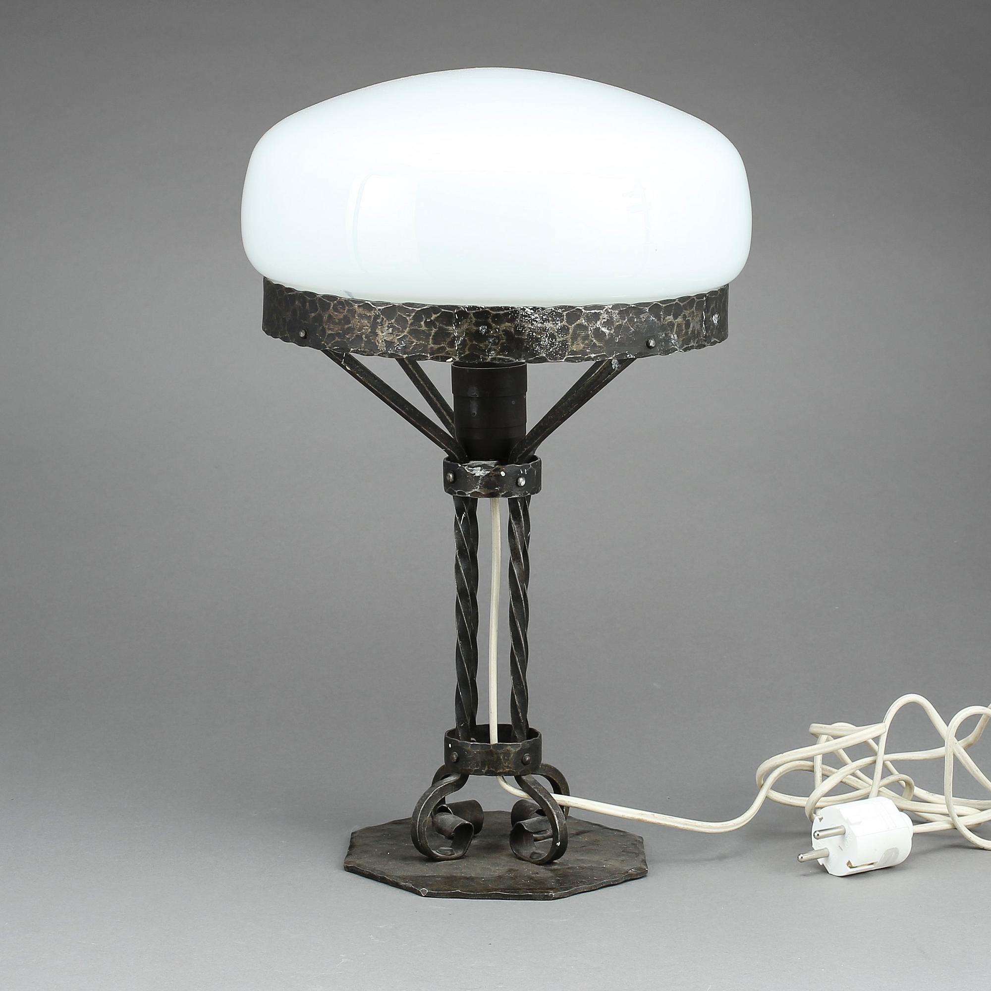 BORDSLAMPA, metall samt glas, sk Strindbergslampa, 1900-talets första hälft.