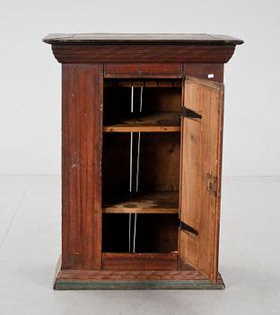 HÄNGSKÅP, allmoge, bär dat 1832.