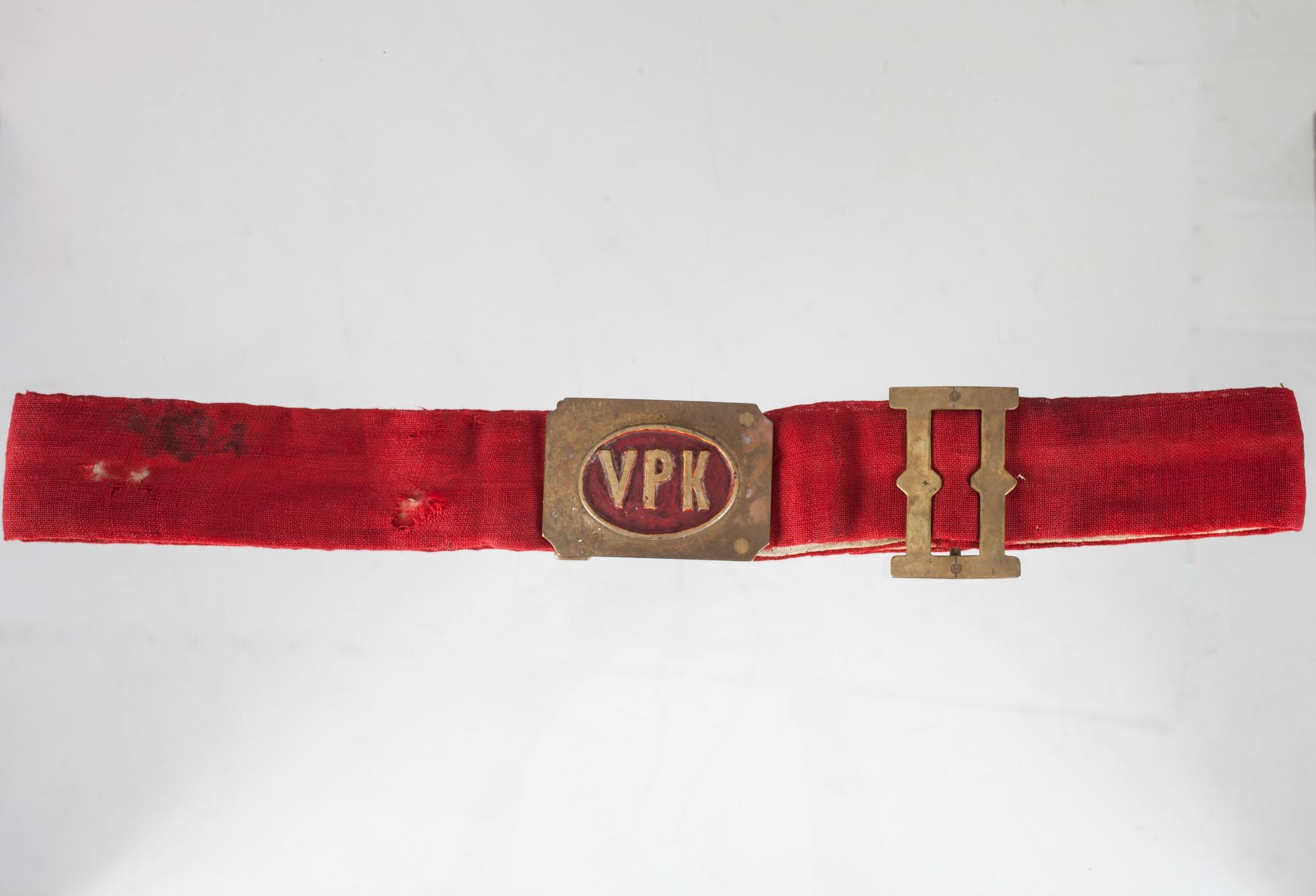 BÄLTE / SKÄRP, mässing samt linne, märkt VPK (Frivilliga Brandkåren) 1900-tal.