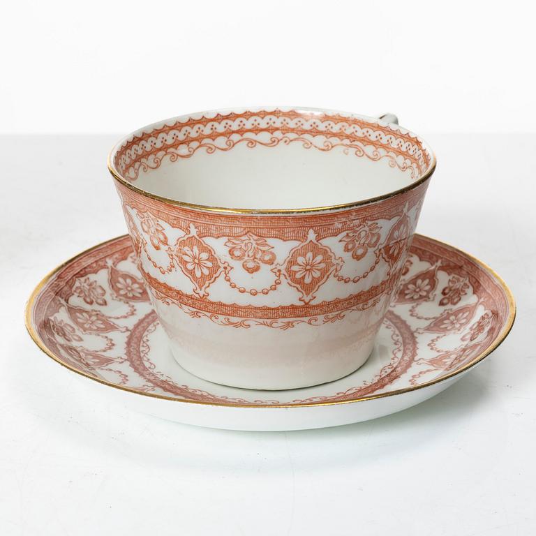 Tekoppar med fat, porslin, 19 st, troligtvis England, omkring år 1900.