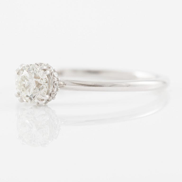 Ring 14K vitguld med briljantslipade diamanter.