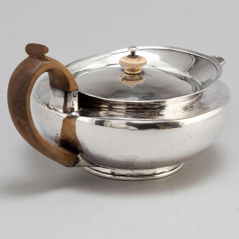 An English early 19th centruy silver tea-pot, marked London 1801.