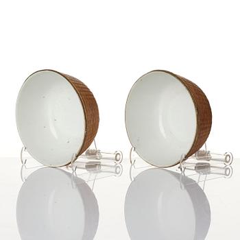 Skålar, 11 stycken porslin och korgflätning, omkring 1900.