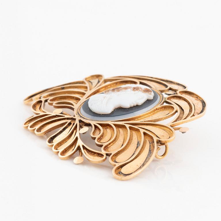 Brosch 18K guld med en stencamé.