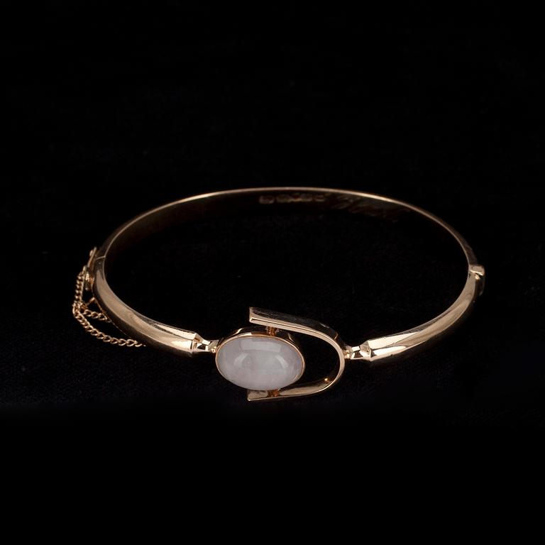 ARMRING, guld 14K, snökvarts, N. Westerback, Helsingfors 1958. Vikt 11,2 g.