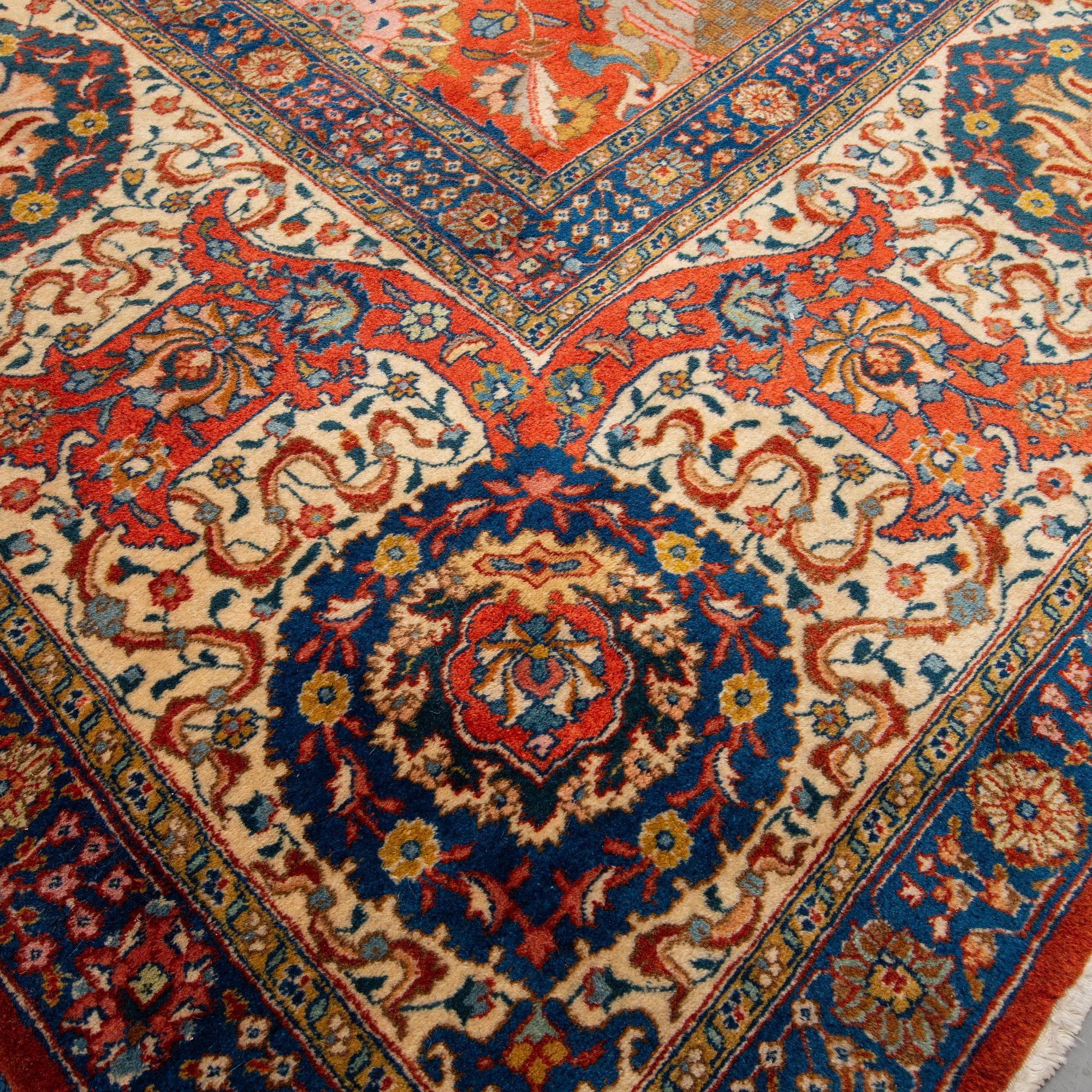 Matta, semiantik Täbris, ca 528-535 x 346,5-352,5 cm, signerad Farhan.