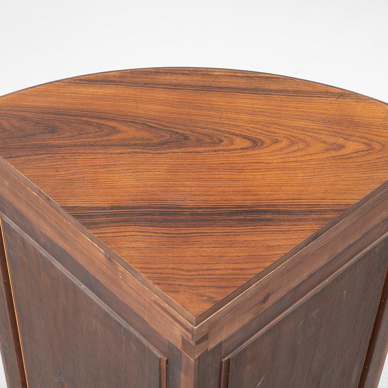 Hörnskåp, Louis XV stil, 1900-talets första hälft.