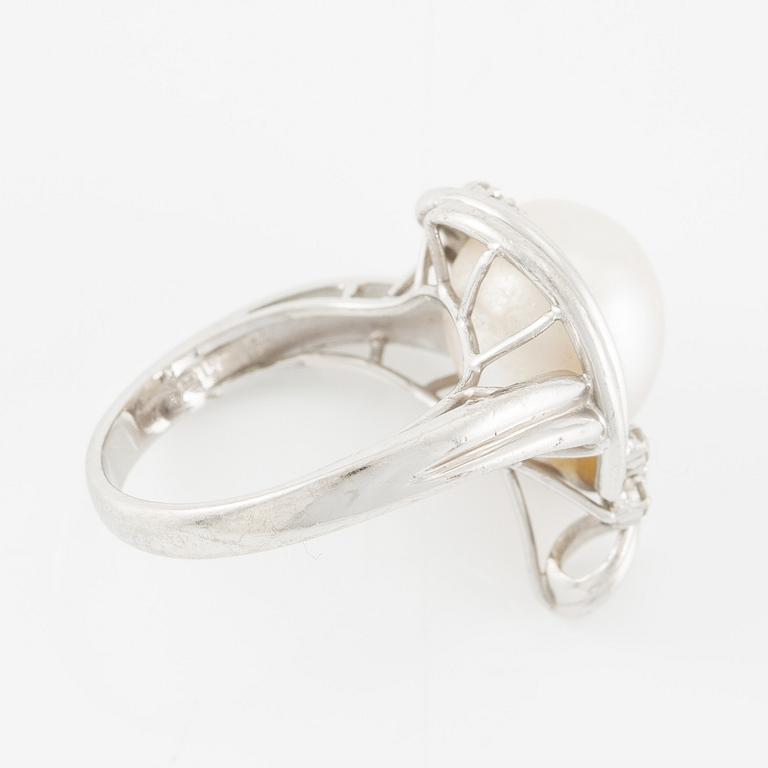 Ring platina med pärla och briljantslipade diamanter.