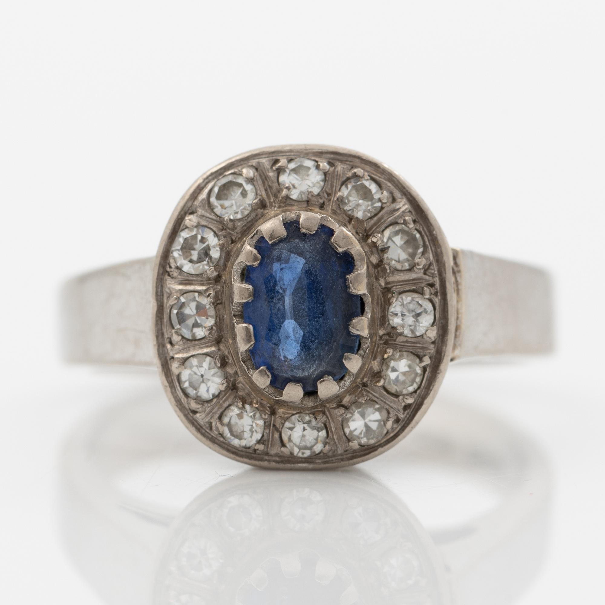 18K white gold ring with sapphire and octagonal-cut diamonds.