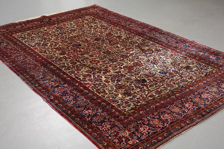 A carpet, a semi-antique silk Kashan, ca 317 x 207-210,5 cm.