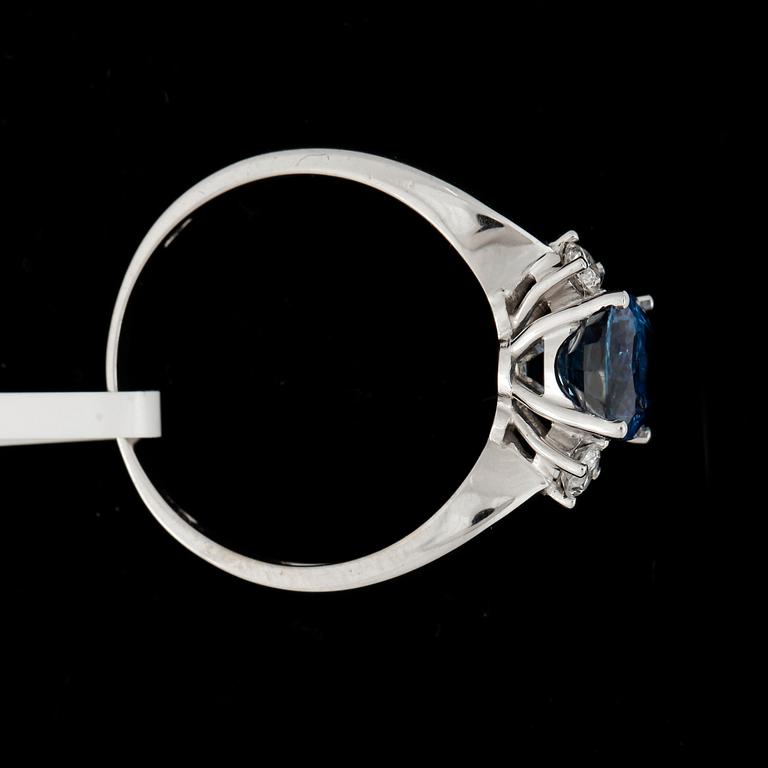 RING, 18k vitguld med safir ca2,01ct och briljantslipade diamanter tot ca0,16ct. Vikt ca3,73g.