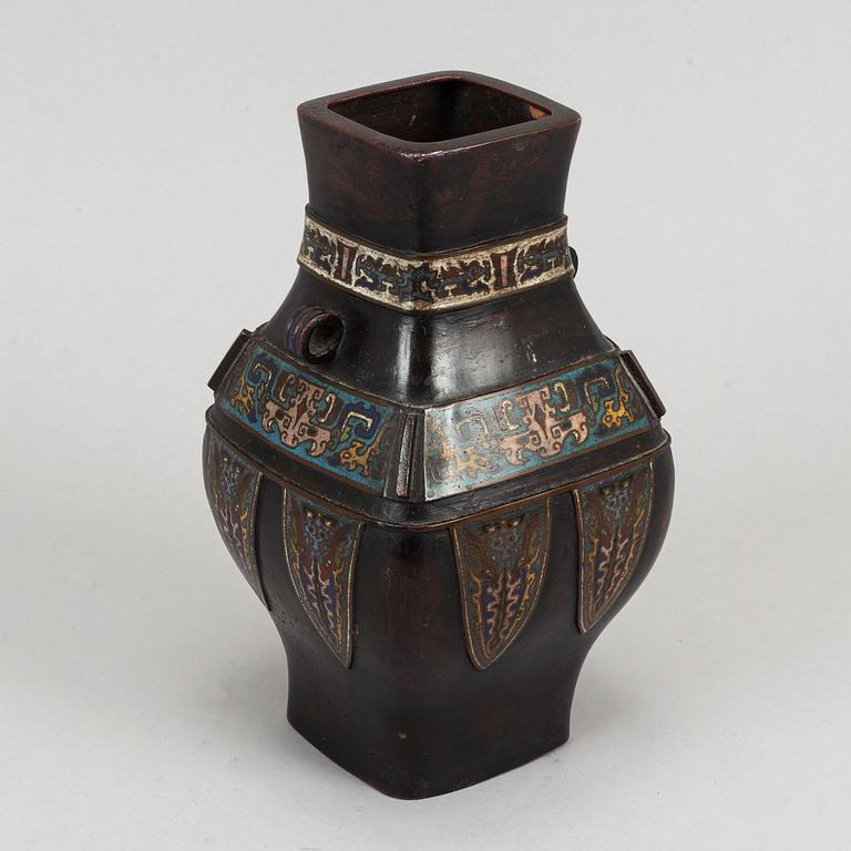 Urna, brons och cloisonné. Kina, omkring 1900 med inskription i botten.