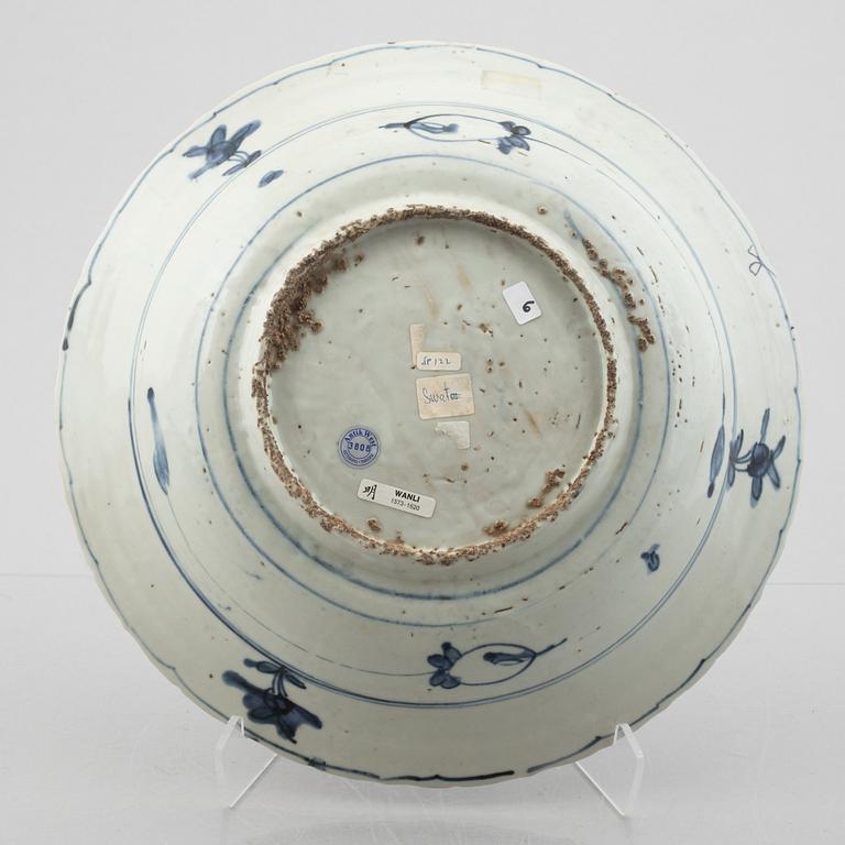 Skålfat, porslin, Swatow, Mingdynastin,  Wanli (1572-1620).