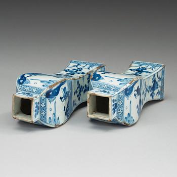 A pair of blue and white transitional vases, 17th Century.