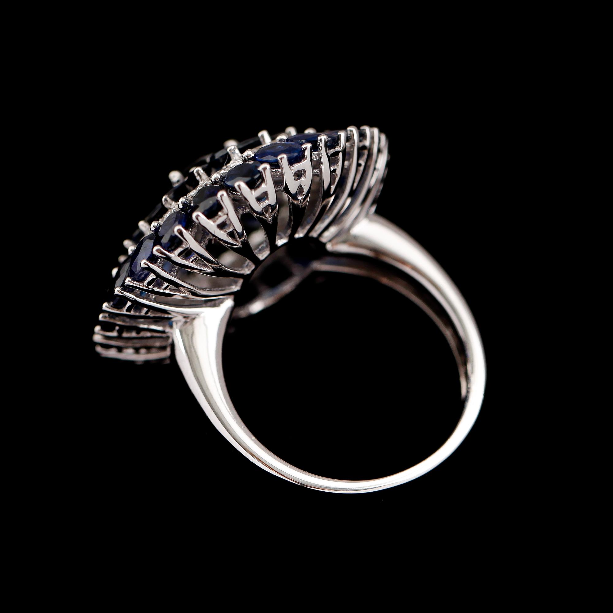 COCKTAILRING, 18 k vitguld, safirer tot ca  8.47 ct, briljantslipade diamanter tot ca 0.33 ct.