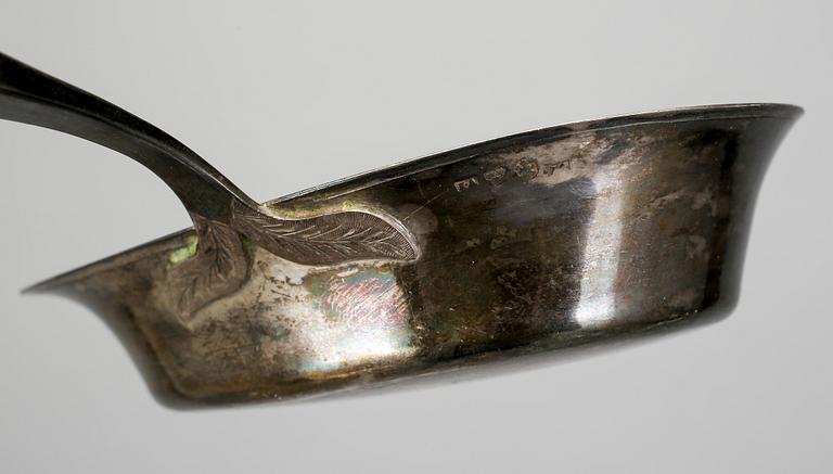 SOPPSLEV samt 5st SKEDAR, silver, bland annat Gustaf Åberg, Jönköping, 1800. Skedarnas vikt ca 274g.