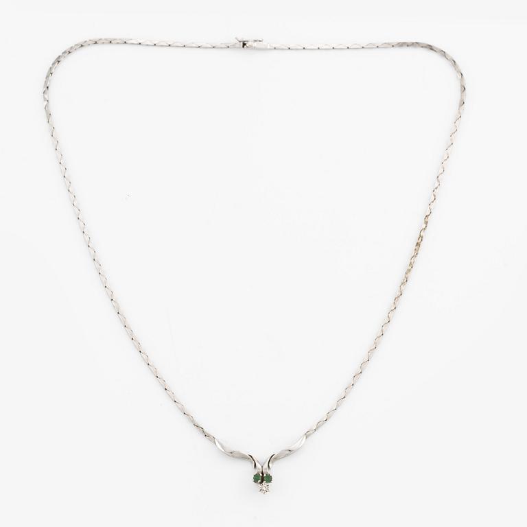 Collier, 18K vitguld med smaragd och liten diamant.