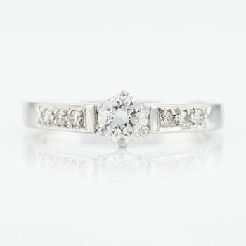 Ring in 18K white gold with round brilliant-cut diamonds.
