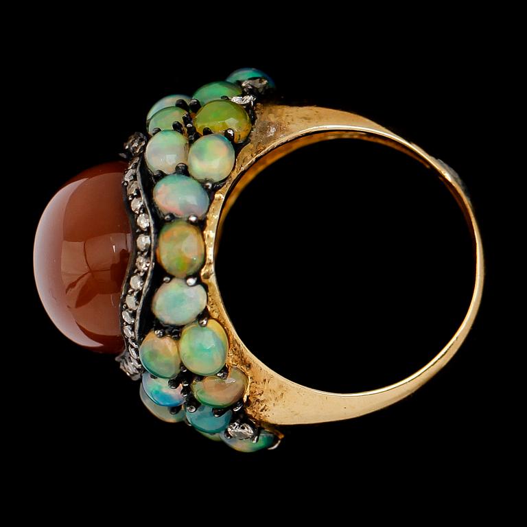 RING, 18 k guld, briljantslipade diamanter tot 0.53 ct, månsten och opaler.