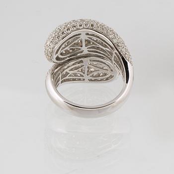 RING, 18K vitguld med 259 briljantslipade diamanter, 3.50 ct. Vikt 11,3 gram.