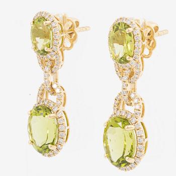 Earrings in 18K gold with peridot and brilliant-cut diamonds.