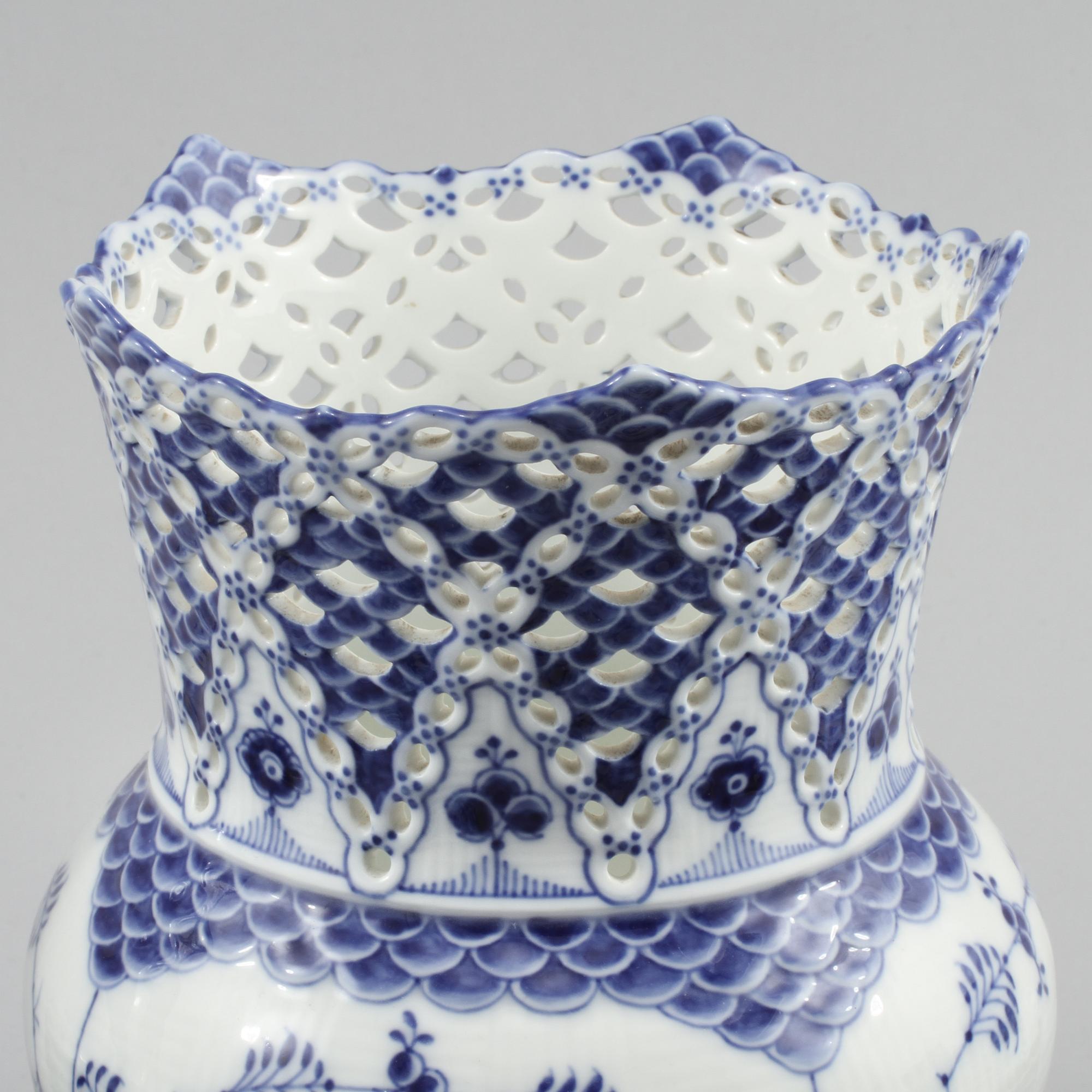 SERVISPORSLIN samt VAS, 18+1 delar, "Musselmalet", Royal Copenhagen, 1900-talets andra hälft.